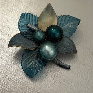 Elegant green  Leaf Brooch
